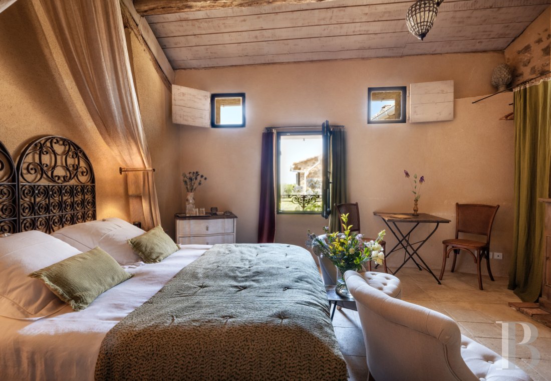 Dans le Vaucluse, aux environs de Beaumes-de-Venise,  une ancienne ferme du 18e siècle bordée de vignes - photo  n°14